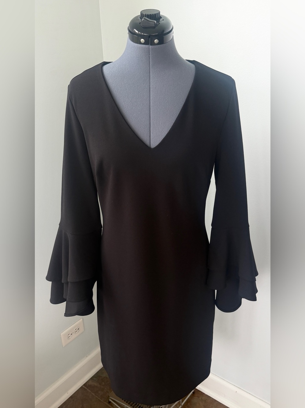 Vince Camuto Sz Small Black V-Neck Tiered Ruffled Sleeves Dress